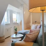 Charmante Maisonnette-dachgeschosswohnung In Zentraler Lage Apartment