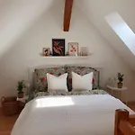 Charmante Maisonnette-dachgeschosswohnung In Zentraler Lage Apartment