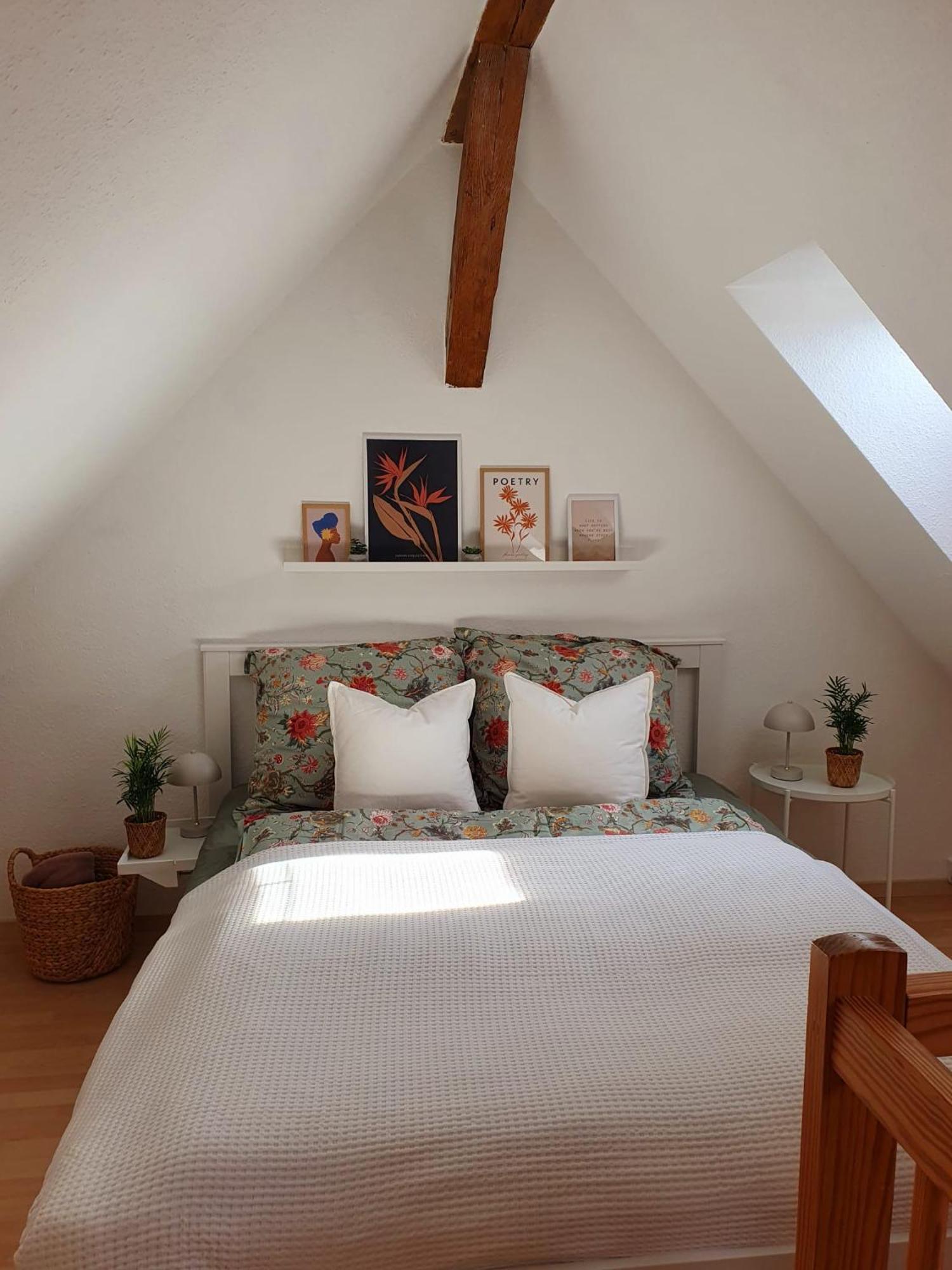 Charmante Maisonnette-dachgeschosswohnung In Zentraler Lage Apartment